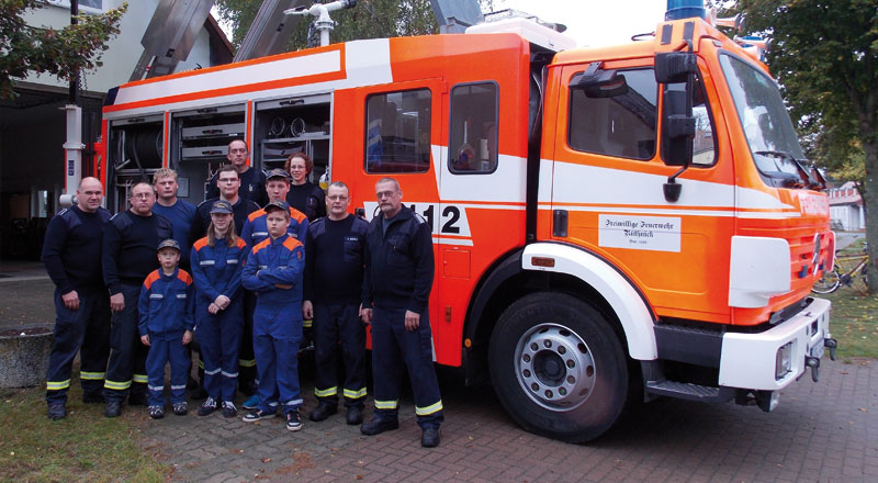 Mitglieder der Freiwilligen Feuerwehr Rüthnick vor einem Einsatzfahrzeug